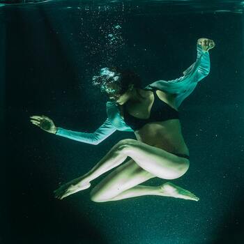 Girl under water|Headphoenrev.com